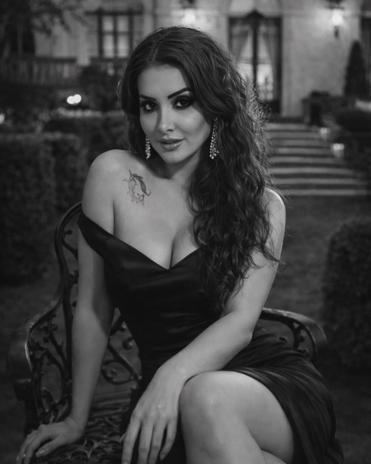 Bahçede siyah beyaz